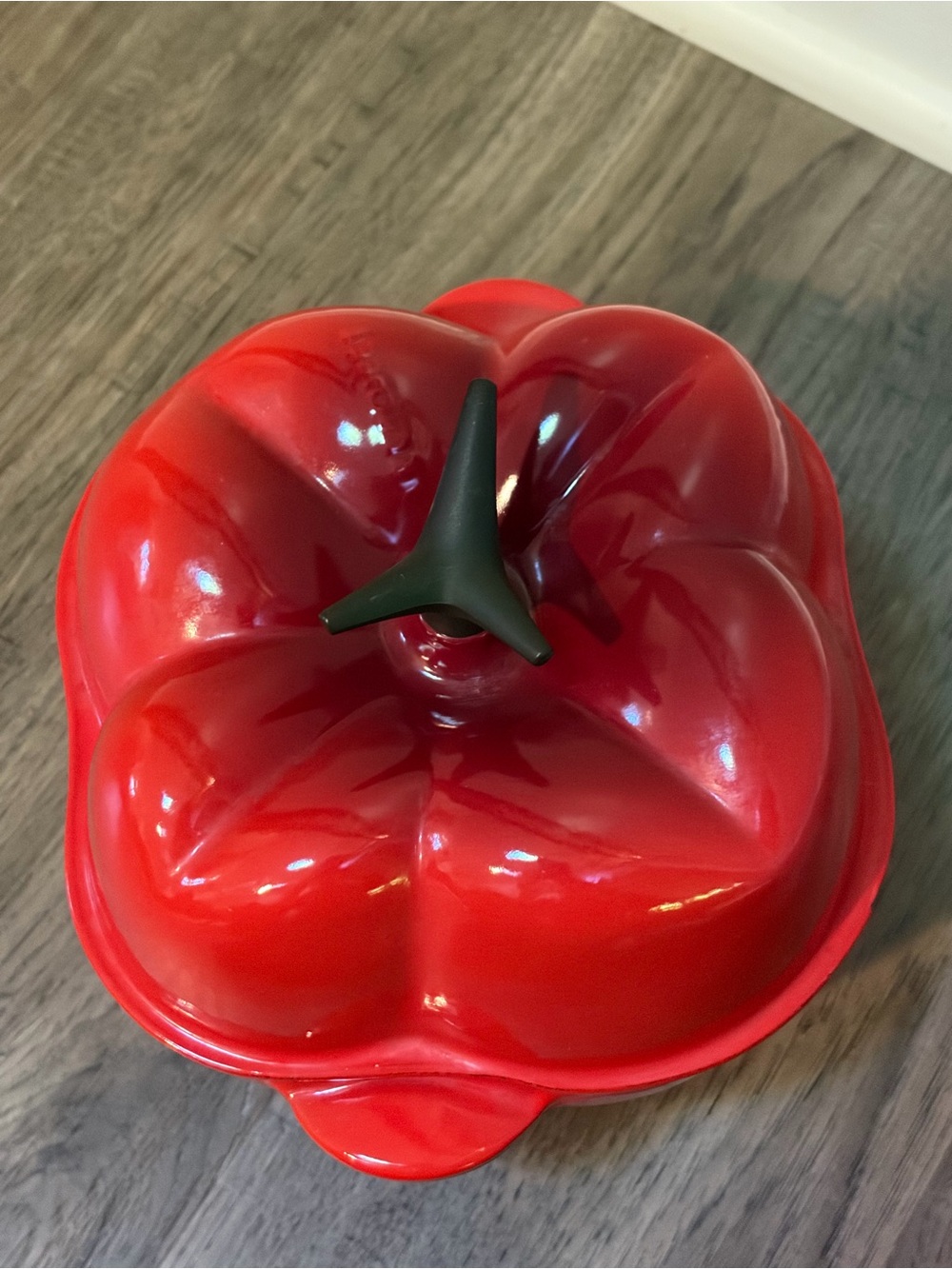 Le Creuset enameled cast iron Bell Pepper Cocotte  color Cherry Red - Picture 15 of 16